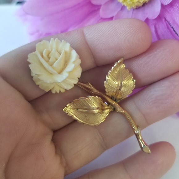 Wonderful VTG Ivory Rose Brooch - Picture 6 of 8